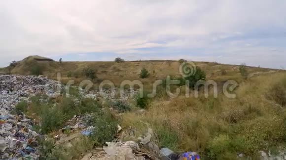 乌克兰垃圾填埋场的大量废物视频的预览图