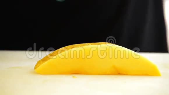 厨师或专业厨师把芒果切成薄片视频的预览图