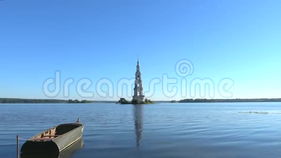 水库中圣尼古拉大教堂被淹的钟楼景观Kalyazin视频的预览图