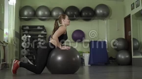 漂亮的女人在健身房训练视频的预览图