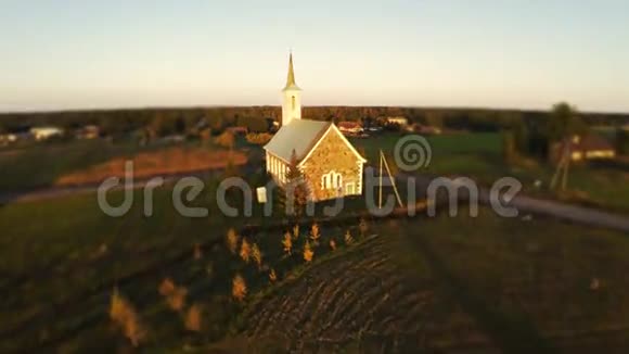 在教堂上空飞行空中镜头视频的预览图