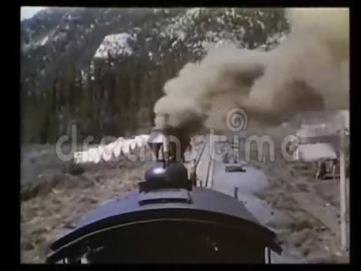 蒙太奇穿越乡村的火车头视频的预览图
