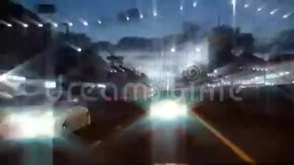 高速汽车在夜间行驶视频的预览图