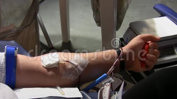 护士从捐献者抽血视频的预览图