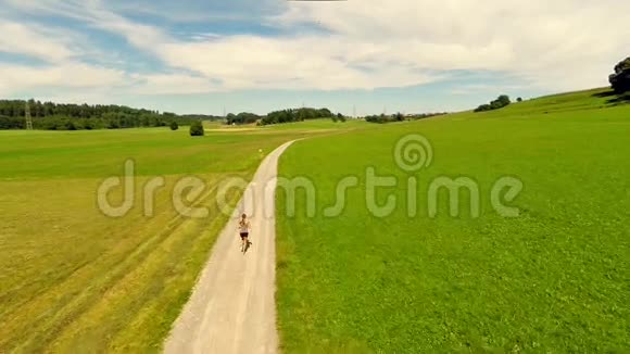 女人在乡间路上慢跑视频的预览图