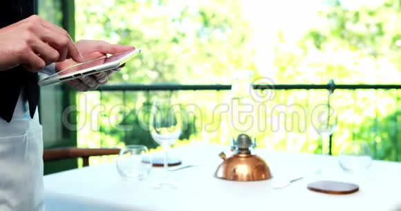 4k餐厅男服务员使用数码平板电脑视频的预览图