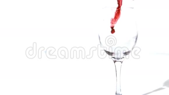 把红酒倒在杯子里的录像视频的预览图