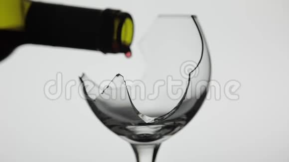 葡萄酒红酒倒在白色背景的碎酒杯里视频的预览图
