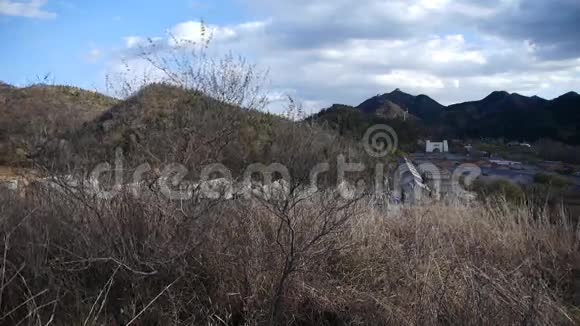 秋天的村庄草山全景蓝天的阿尔托丘云视频的预览图
