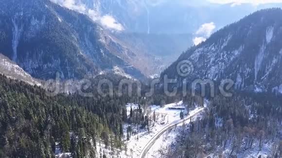 全景观美丽的白色冬季仙境风景与雪山峰会剪辑寒冷的晴天蓝色视频的预览图