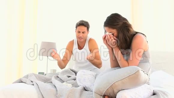 在和丈夫争执时哭的漂亮女人视频的预览图