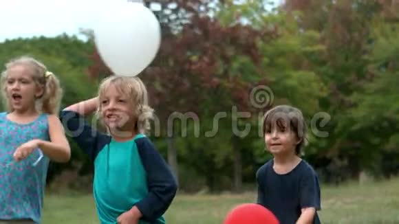 快乐的孩子们在公园里玩气球视频的预览图