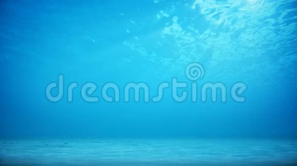 从上面射出的阳光穿透深蓝色的海水海底的腐蚀效应日光光束视频的预览图