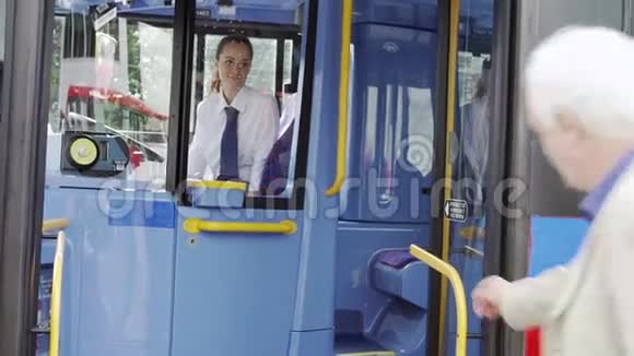 妇女协助长者乘坐巴士视频的预览图