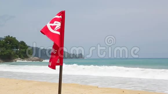 因暴风雨和急流而禁止游泳的红旗视频的预览图