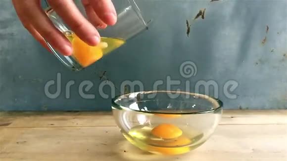 在玻璃碗中倒入鸡蛋慢动作视频的预览图