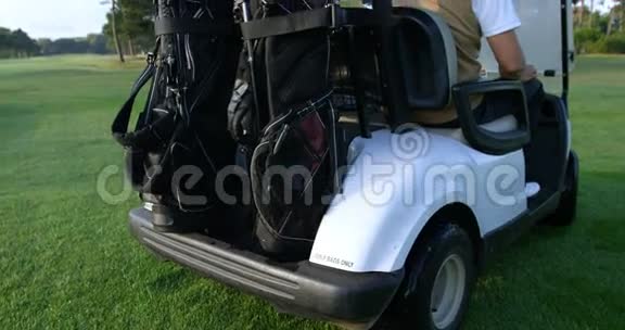 两个高尔夫球手开着高尔夫球车视频的预览图