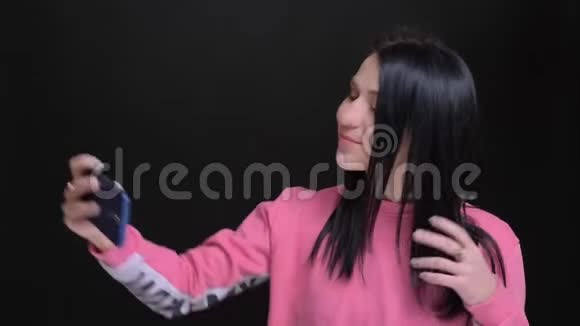 特写照片上年轻美丽的白种人女性在手机上自拍摆在镜头前微笑视频的预览图