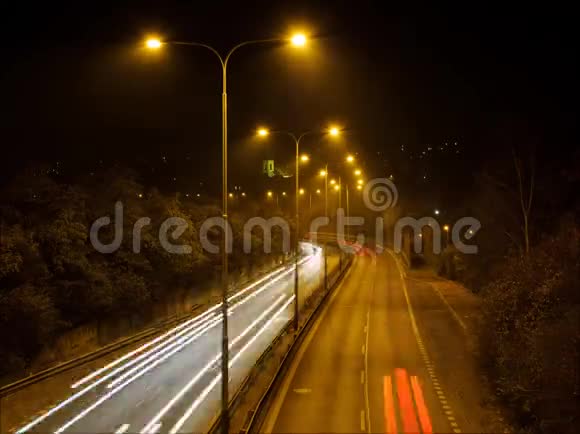 夜间红绿灯暗高速公路道路灯光延时录像视频的预览图