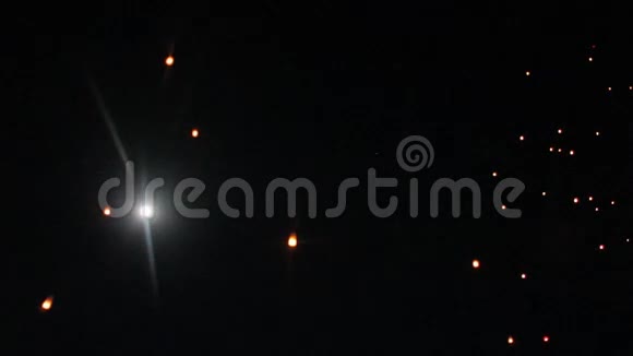 月亮夜空中的火灯视频的预览图
