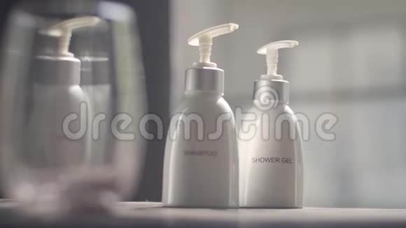 淋浴凝胶和洗发水视频的预览图
