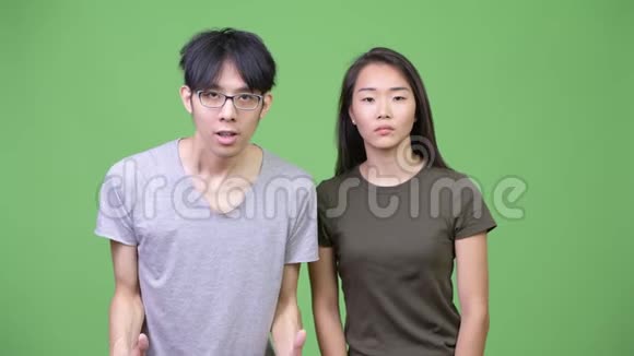 年轻的亚洲夫妇看起来很震惊视频的预览图
