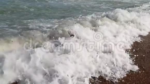 海浪夏日慢游景美沙滩背景视频的预览图