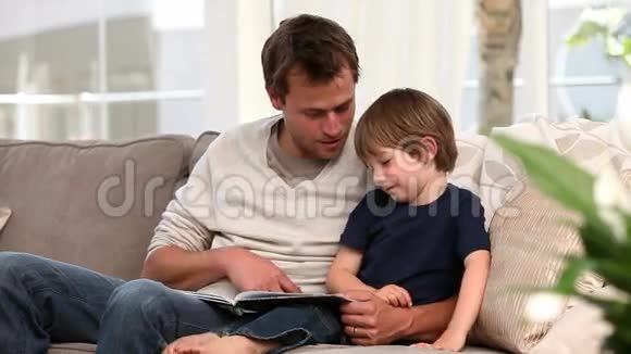 不错的父亲给他的小儿子读故事视频的预览图