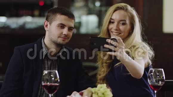 浪漫情侣自拍视频的预览图