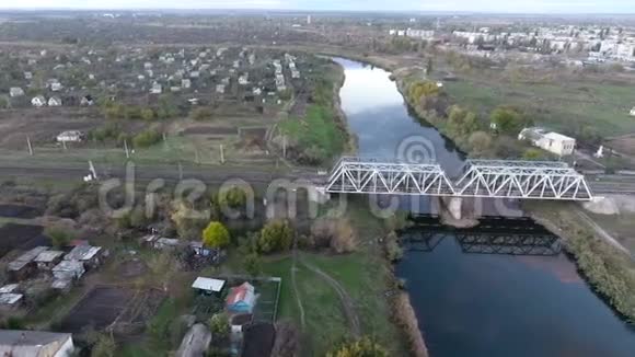 从铁路桥和河流的高度来看视频的预览图