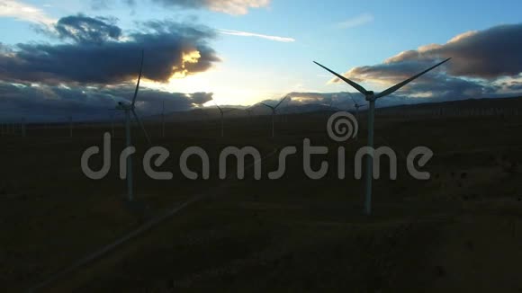 日出期间产生清洁可再生能源的风车视频的预览图