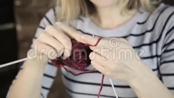 双手用针织针美女编织视频的预览图
