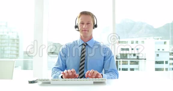在呼叫中心有耳机的商务人士视频的预览图