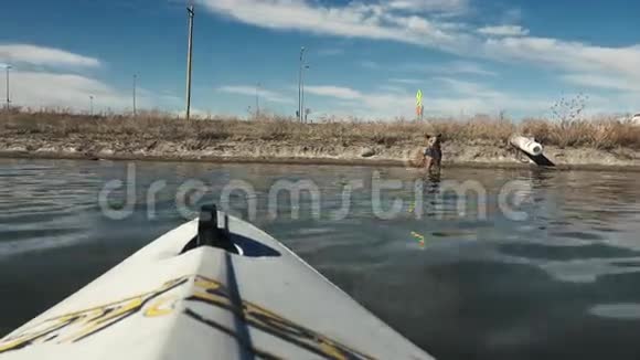 狗来到独木舟水位视频的预览图