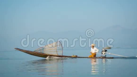当地渔民正在用现代引擎在船上快速移动缅甸英莱湖视频的预览图