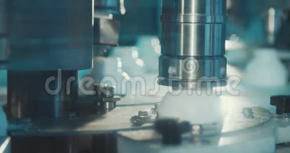 自动化化学瓶生产线上的机器视频的预览图