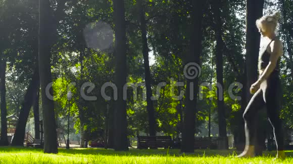 一个年轻女子赤脚走在草地上视频的预览图