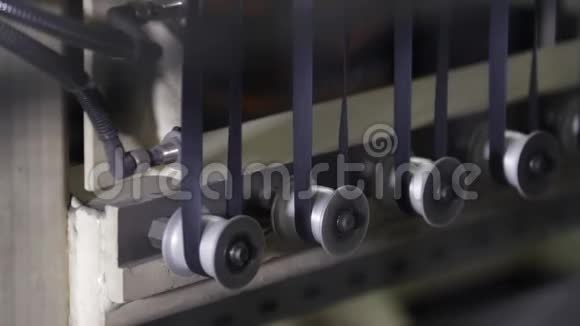 橡皮胶带被卷在机器的滚筒上视频的预览图
