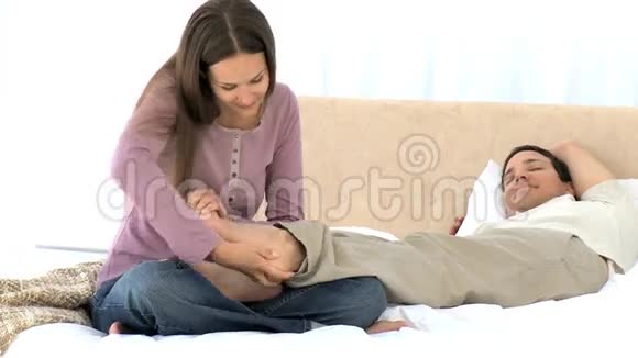 漂亮的女人按摩他丈夫的脚视频的预览图