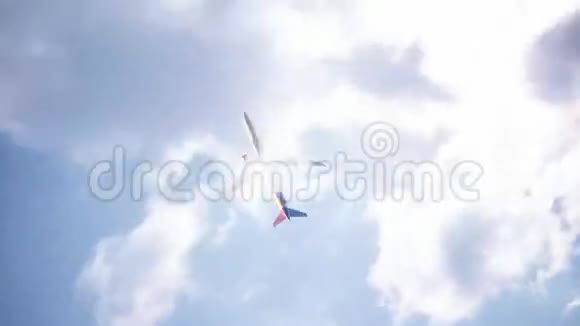 飞机在云层中飞行时间流逝视频的预览图