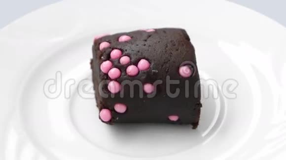 带粉色球的巧克力小蛋糕视频的预览图