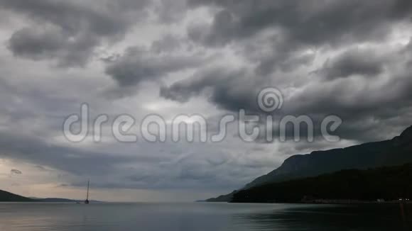 多云间阴天的阿卡海岸视频的预览图