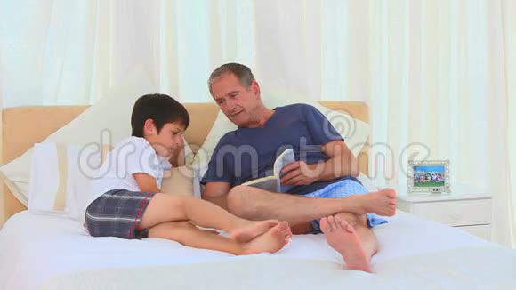 小男孩和他爷爷一起读书视频的预览图
