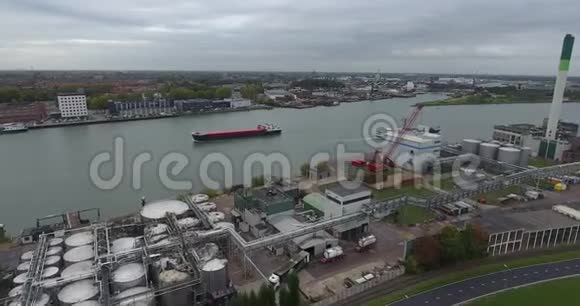 荷兰多德雷希特港口工业起重机的鸟瞰图视频的预览图