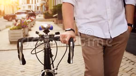 4k段年轻的嬉皮士骑着老式自行车走在街上视频的预览图