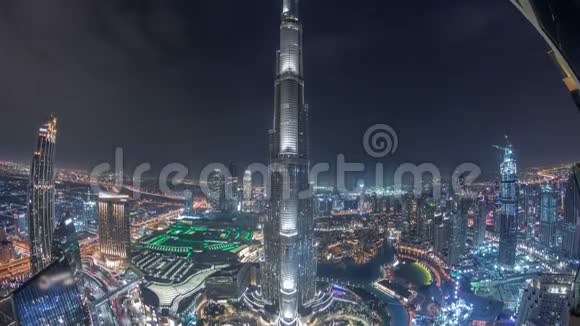 带购物中心喷泉和哈利法塔空中夜景的迪拜市区全景视频的预览图