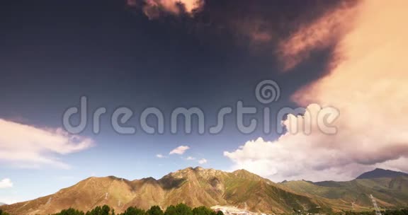 太阳落山西藏山顶和山谷上空的4k个时间推移的蓬松云团视频的预览图