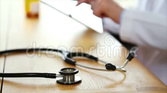 医生在医疗诊所使用平板电脑的听诊器视频的预览图