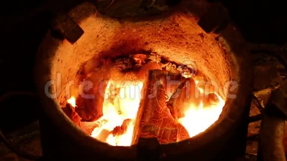 在户外泥炉里烧木炭视频的预览图