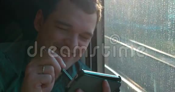 快乐的男人在手机上聊天视频的预览图